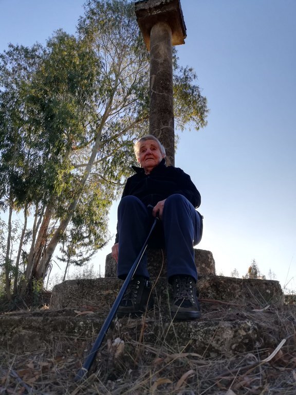 "A Zabeca", sentada en el "cruceiro" de la capilla de San Antonio, en A Bemposta.