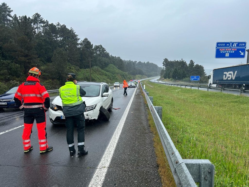 Automóvil siniestrado a la altura del kilómetro 220 de la A - 52, término municipal de Barbadás.