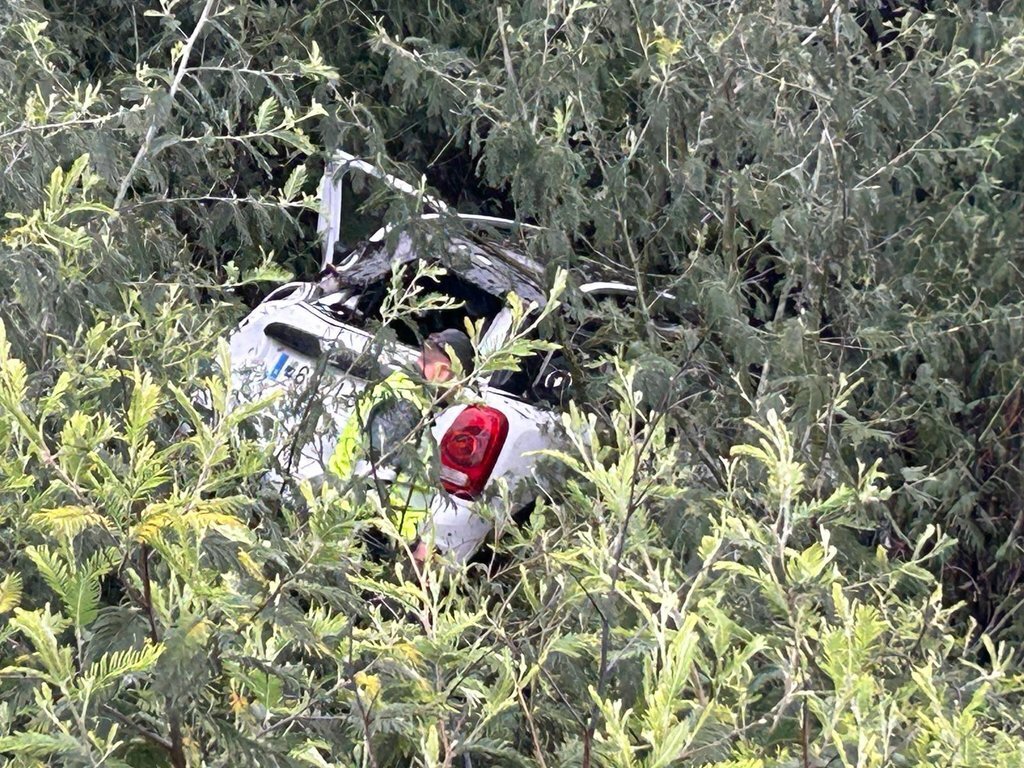 Un agente de la Guardia Civil, comprobando el estado de los ocupantes del vehículo accidentado.