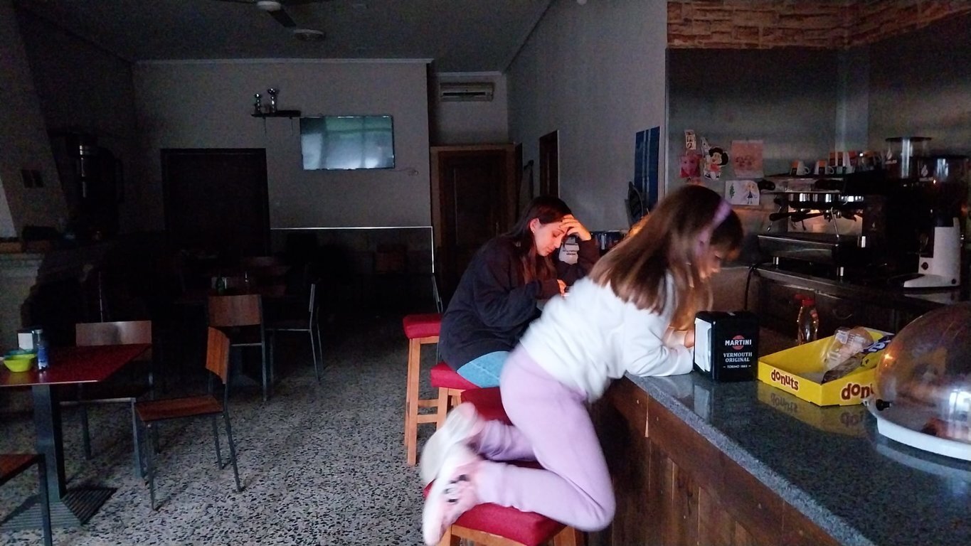 En los bares de la localidad, como este de Os Pateiros, ningún cliente.