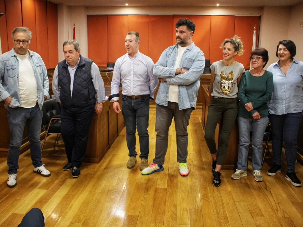 El alcalde, segundo por la izquierda, mantuvo una animada charla con los jugadores en el salón de plenos.