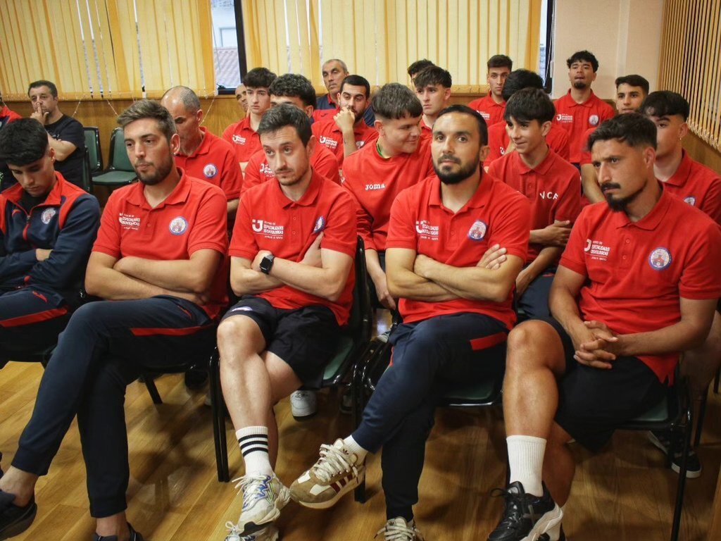 Plantilla del Verín C.F., en el salón de plenos del consistorio verinense.