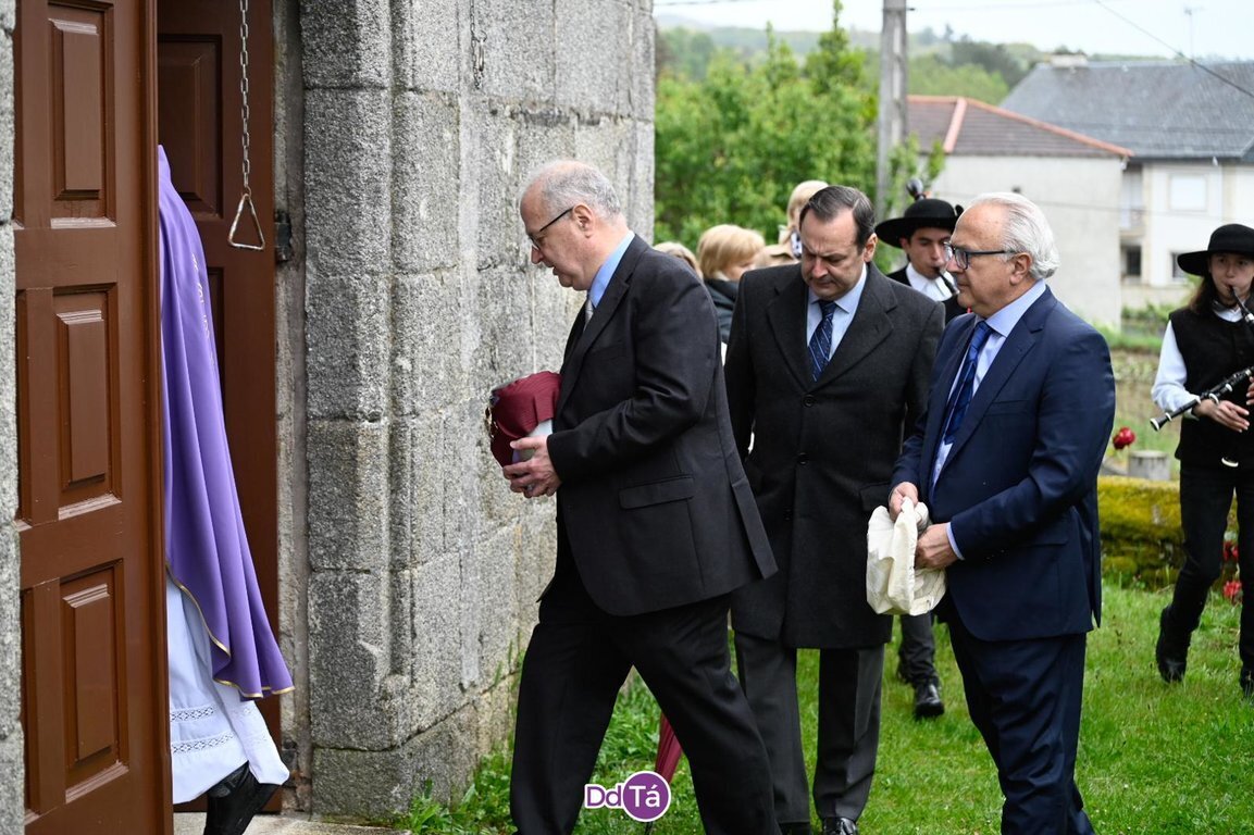 Rodolfo Núñez (hijo) porta la urna con las cenizas de su padre, con su hermano Jaime, detrás. | FOTO: Noelia Caseiro.