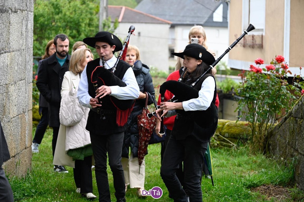 Dos gaiteiros interpretaron al himno del Antiguo Reino de Galicia. | FOTO: Noelia Caseiro.