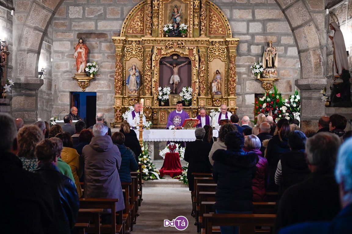 El funeral de Rodolfo Núñez tuvo lugar en la iglesia parroquial de Vilardevós. | FOTO: Noelia Caseiro.