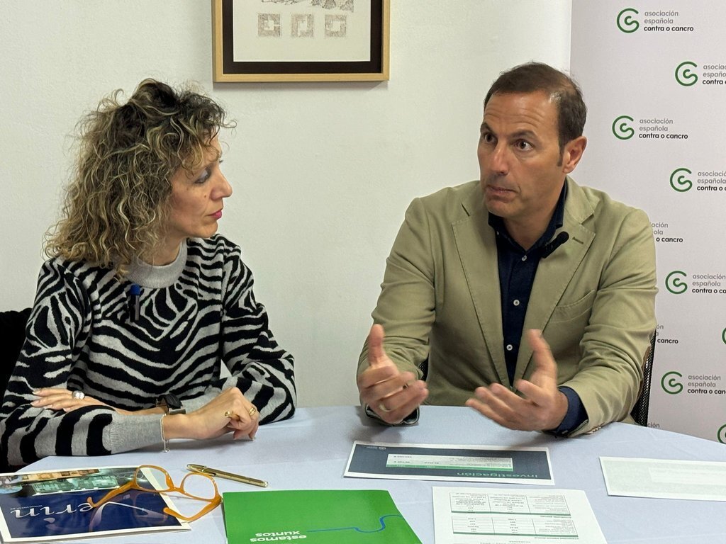 Germán Rodríguez-Saá, el presidente en Ourense de la AECC, con Rosario Rodríguez Delgado. | FOTO: Carlos Montero.