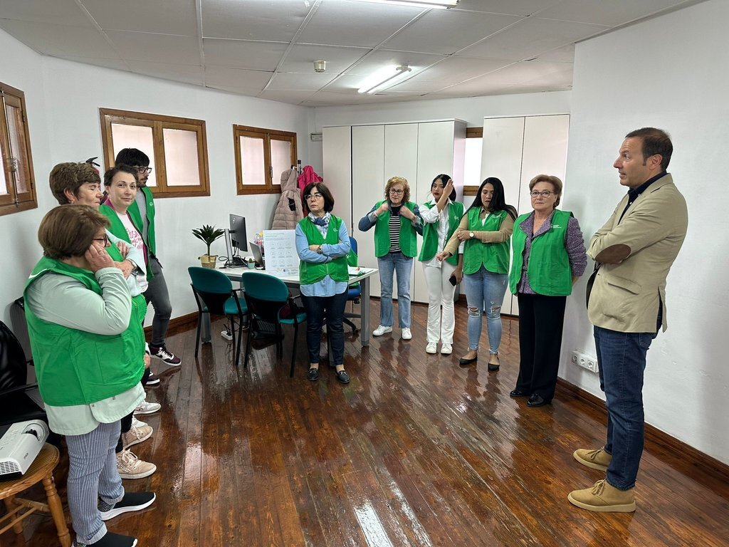 Rodríguez-Saá, con parte del equipo de voluntarios en Verín.