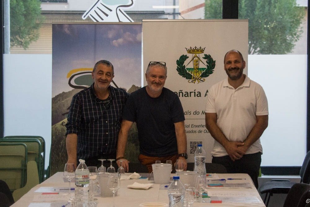 202406 curso cata viños CDR Portas Abertas. José Paz, Javier Rodríguez, de Portas Abertas, y Manuel Rojo, presidente Colegio Ingeniería Agrícola