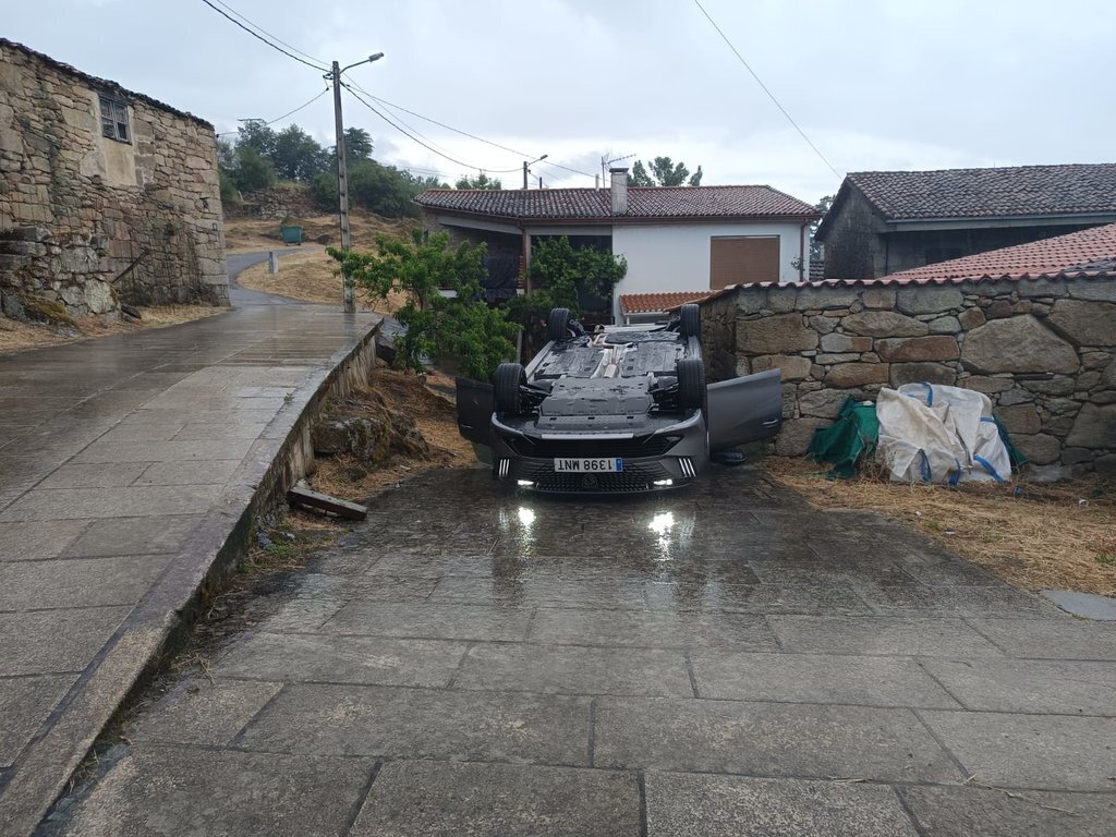 El vehículo accidentado, instantes después del siniestro.