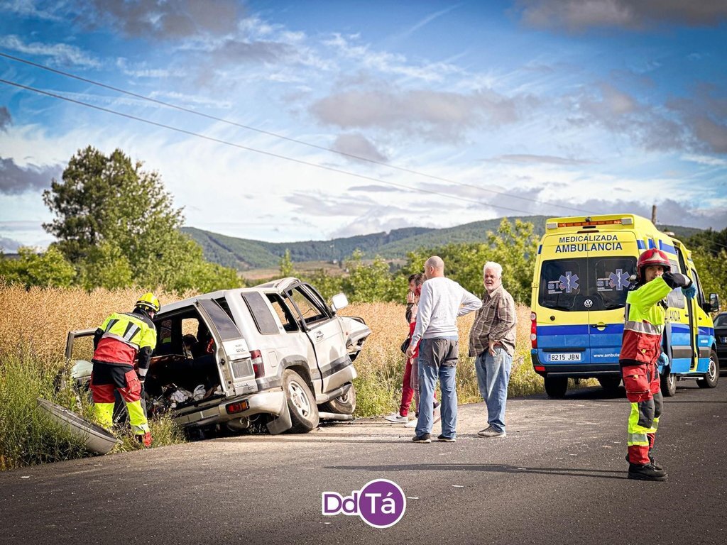 20240620 Accidente OU113, Vilamaior, coche contra arcén (2)