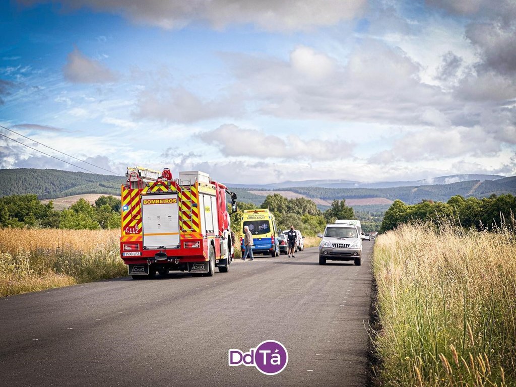 20240620 Accidente OU113, Vilamaior, coche contra arcén (5)