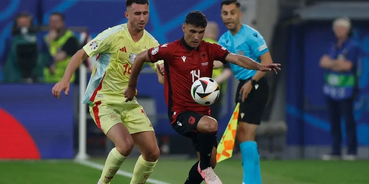 Aymeric Laporte, persiguiendo al mediocentro albanés Qazim Laci. | FOTO: EFE.
