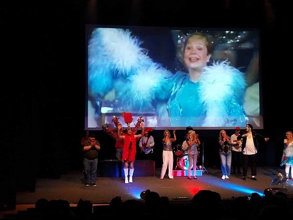 Con esta imitación de la desternillante Lina Morgan concluyó la gala solidaria por Nepal. | FOTO: Luis C. C.