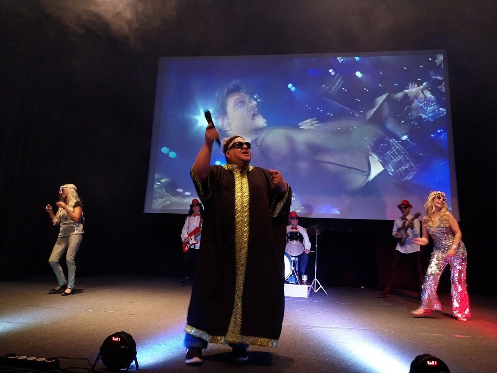 El "King África" de Verín, invitando al público a acompañarlo con la difícil letra que interpretaba. | FOTO: Luis C. C.