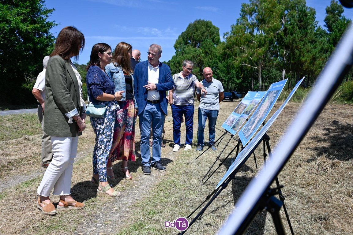 La comitiva, examinando los mapas con las diferentes fases de la transformación de las tierras en el polígono agrario. | FOTO: Noelia Caseiro.