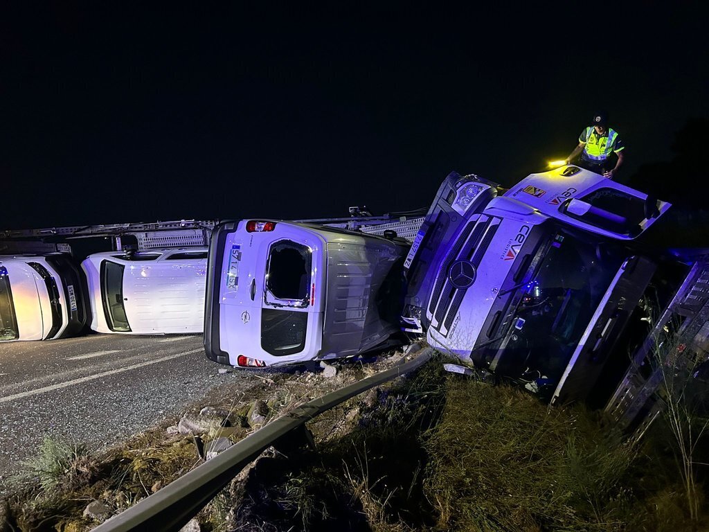 El tráiler accidentado transportaba siete furgonetas mixtas.