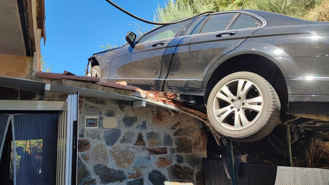 El accidente dejó importantes daños en la vivienda y en el vehículo. | FOTO: Xosé Lois Colmenero.