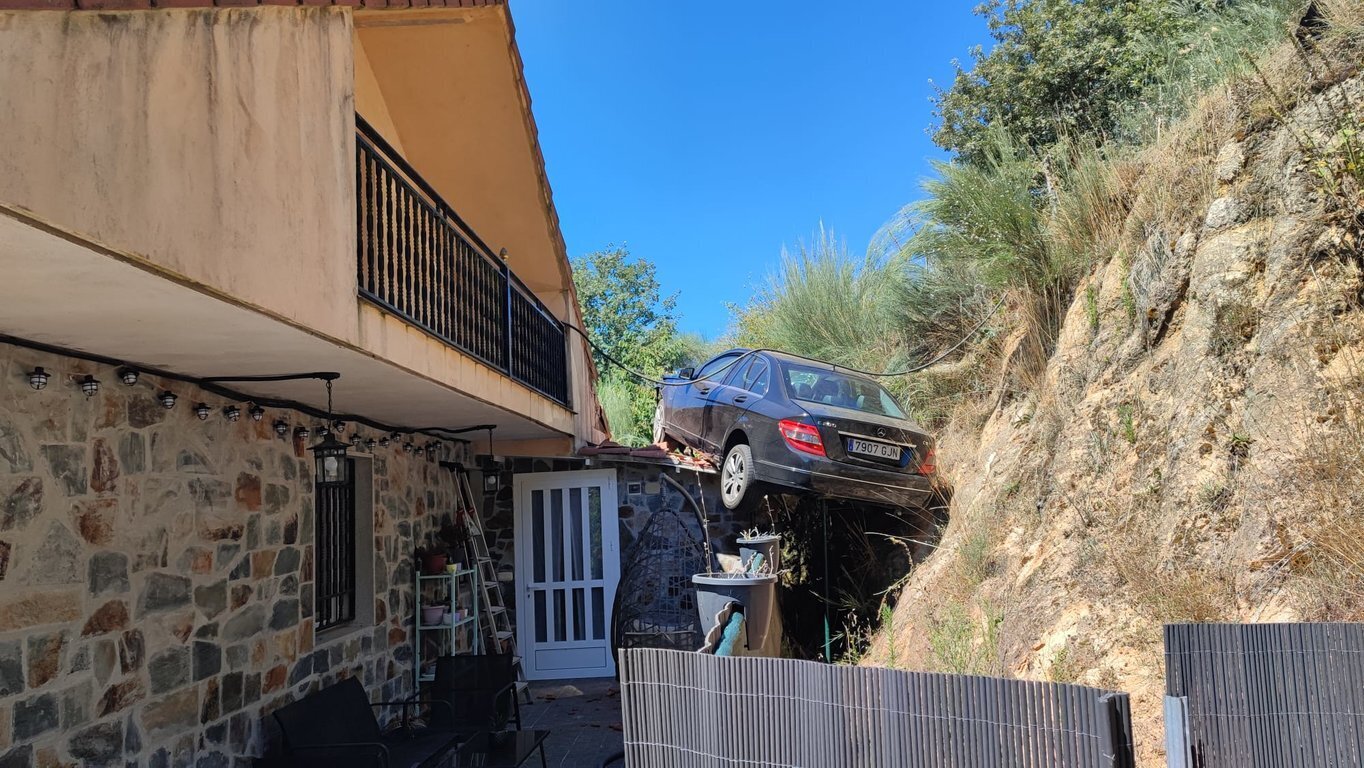 El automóvil recorrió unos 50 metros ladera abajo desde la OU-1006, que une Terroso con Florderrei. | FOTO: Xosé Lois Colmenero.