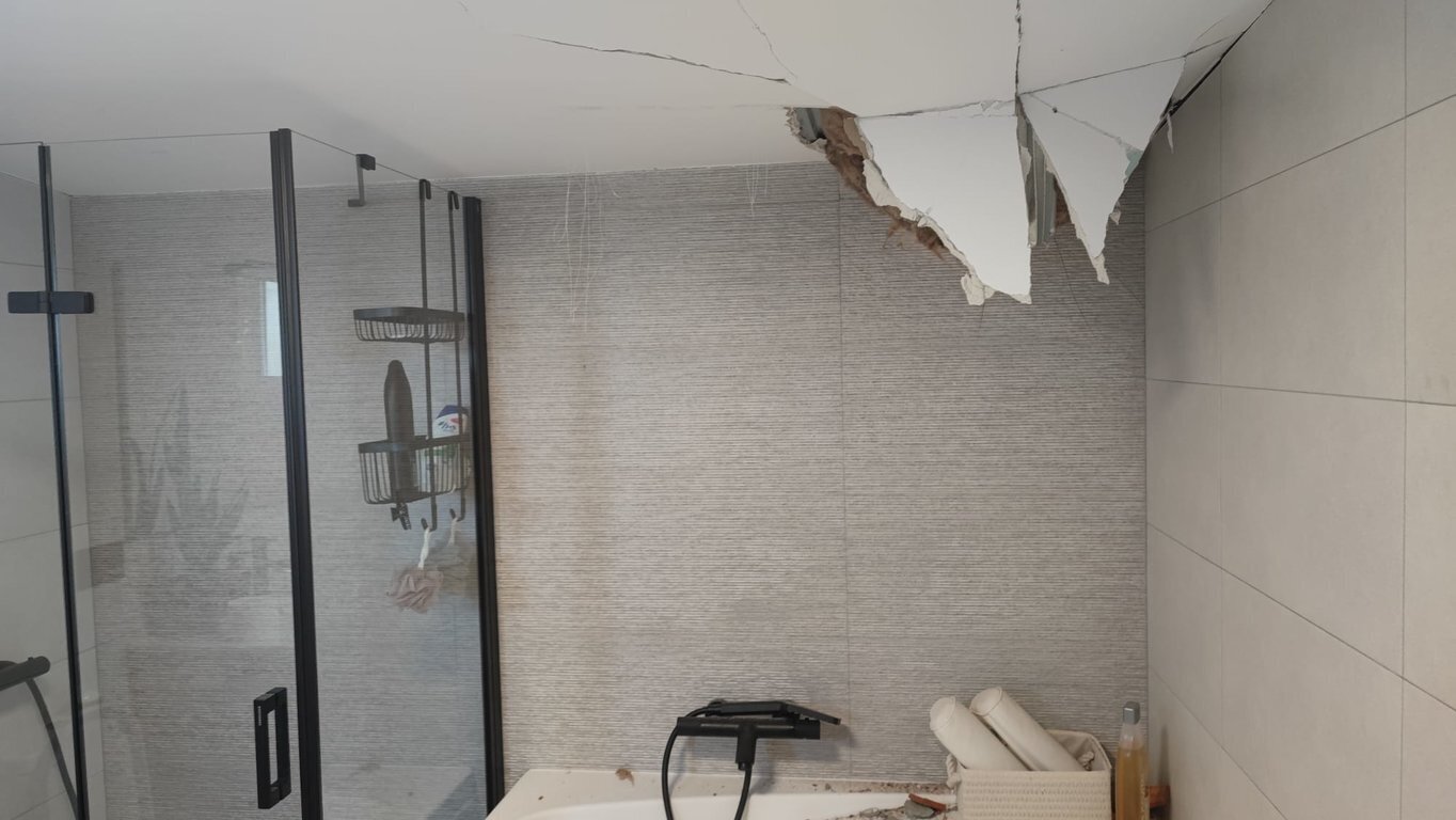 El interior del cuarto de baño también sufrió importantes desperfectos. | FOTO: Xosé Lois Colmenero.