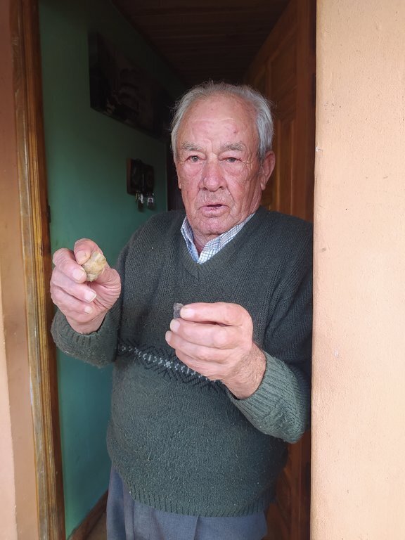 José García, antiguo trabajador de las minas, con dos minerales de estaño.