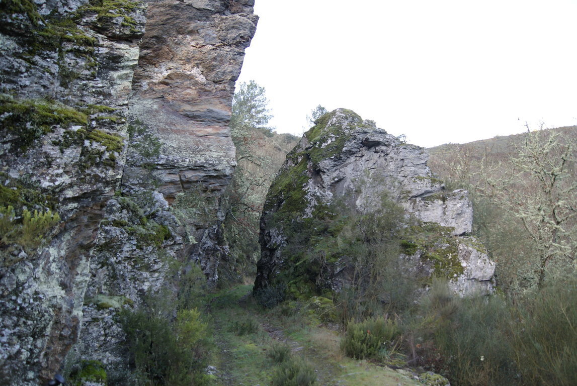 Algunos de los senderos de la zona de minería cercana a Vilardecervos.