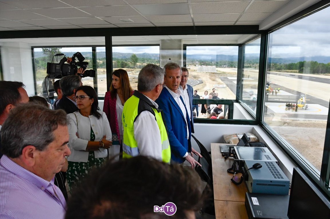 Alfonso Rueda y demás autoridades en el interior de la torre de control de la base aérea transfronteriza. | FOTO: Noelia Caseiro.