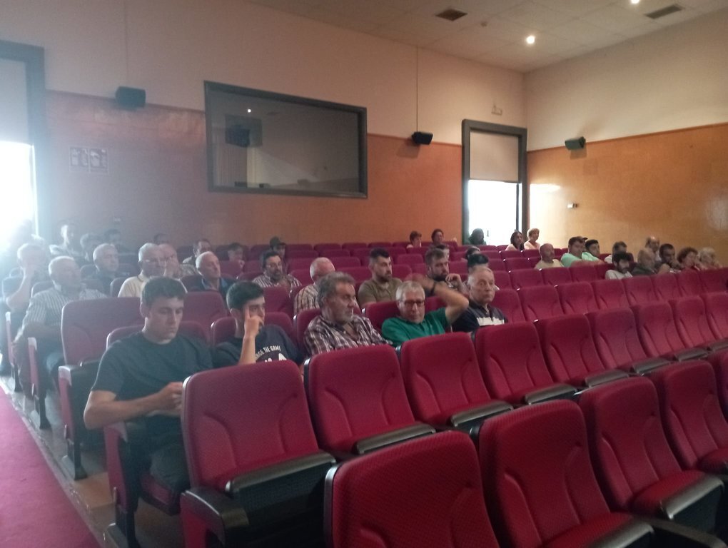 Reunión del sindicato UUAA con ganaderos en Viana do Bolo.