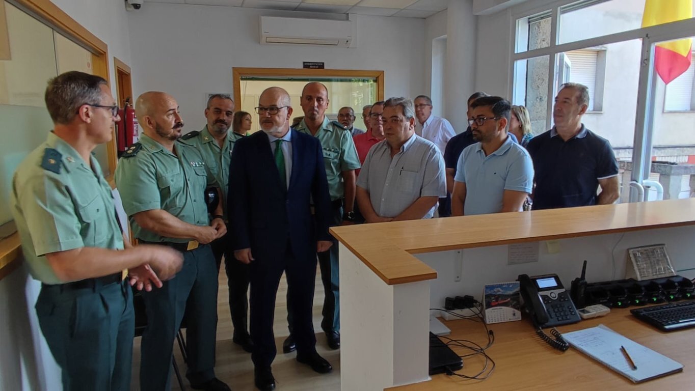 Visita del interior de las instalaciones del cuartel provisional de la Guardia Civil en Verín.
