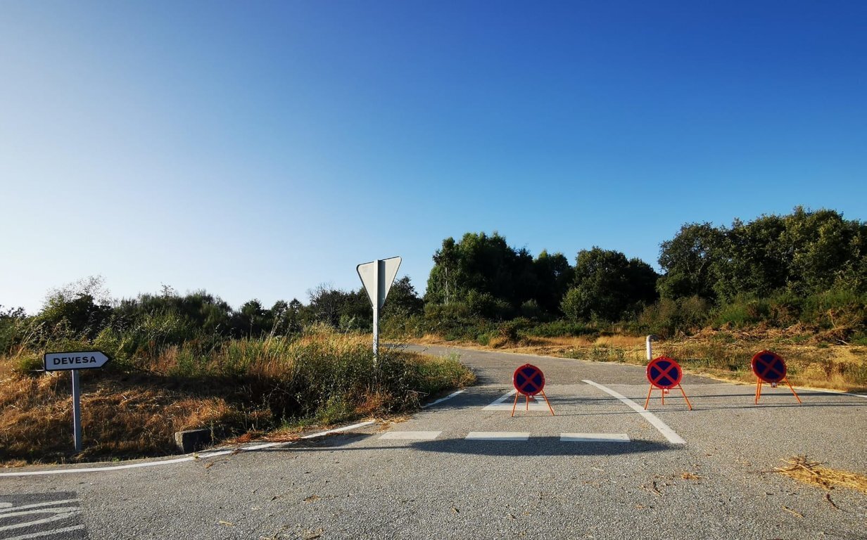 Carretera cortada en A Devesa para el rodaje.