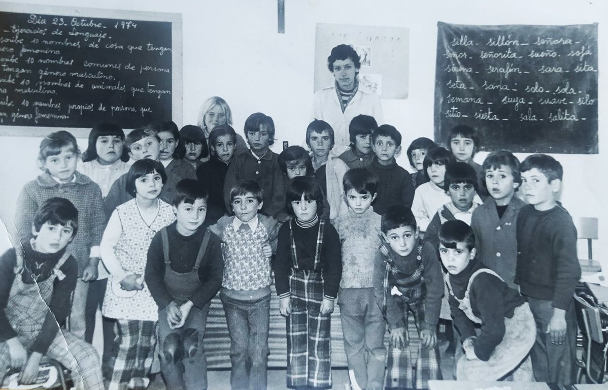 Alumnado de la escuela de Enxames (Vilardevós), en 1974 con Ana María Caldelas como profesora.