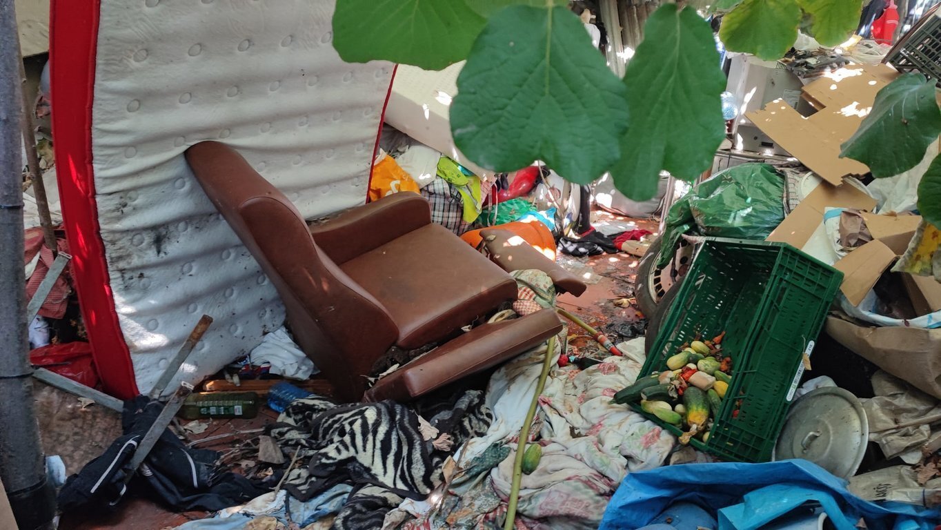 Del sofá de la imagen, en el exterior de la casa, se cayó el propietario y ya no pudo levantarse. | FOTO: Xosé Lois Colmenero.