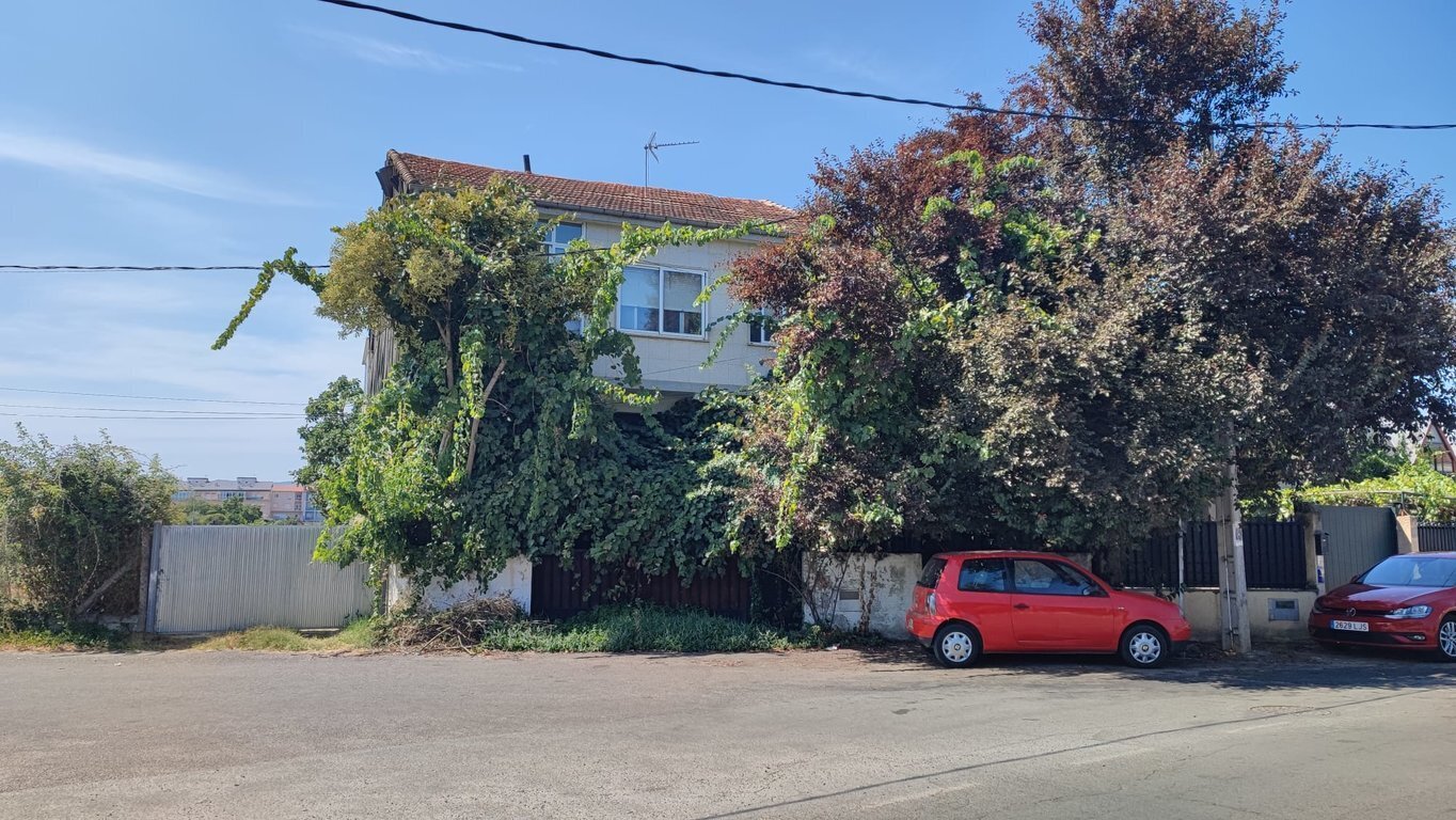El vecino del número 78 de la avenida de Cabreiroá dormía en el Seat Arosa rojo en invierno. En verano, en un sofá en el exterior, en el patio. | FOTO: Xosé Lois Colmenero.