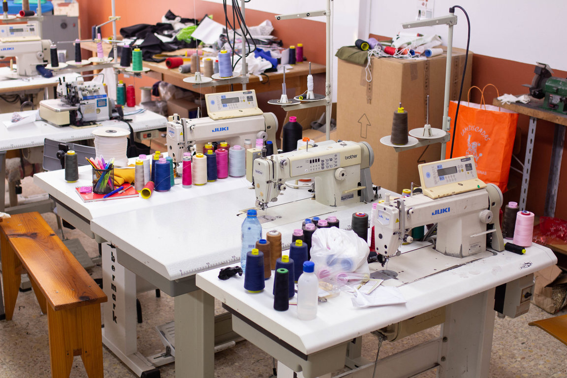 Interior de uno de los talleres de la cooperativa textil | FOTO: Sabela Souto.