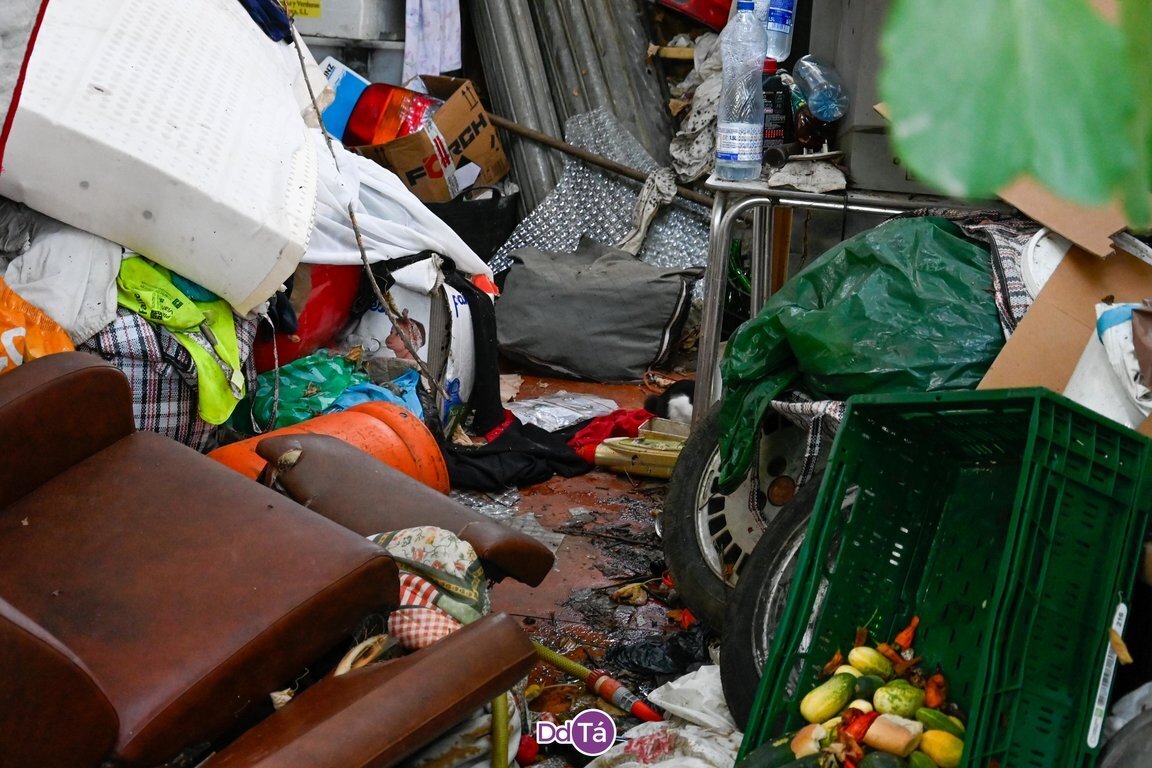 En ese sofá dormía, en verano, el propietario de la vivienda. | FOTO: Noelia Caseiro.