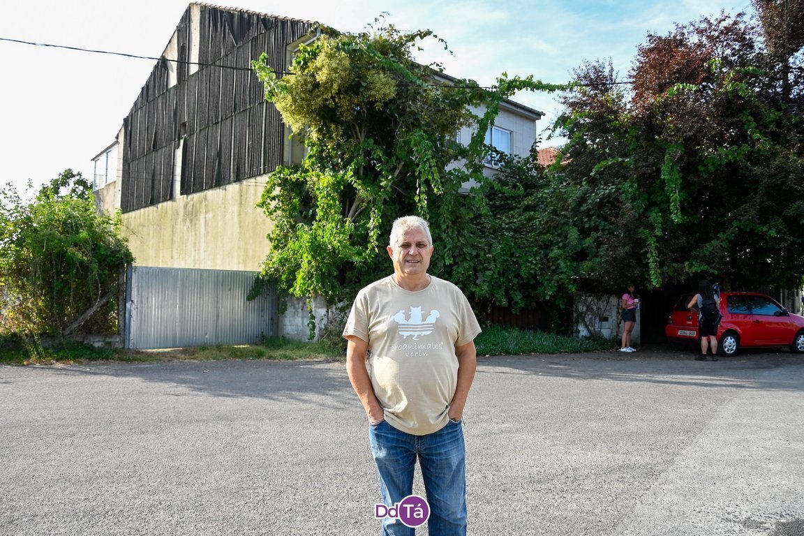 José Pérez Parada auxilió a su vecino en el patio de una casa llena de basura. | FOTO: Noelia Caseiro.