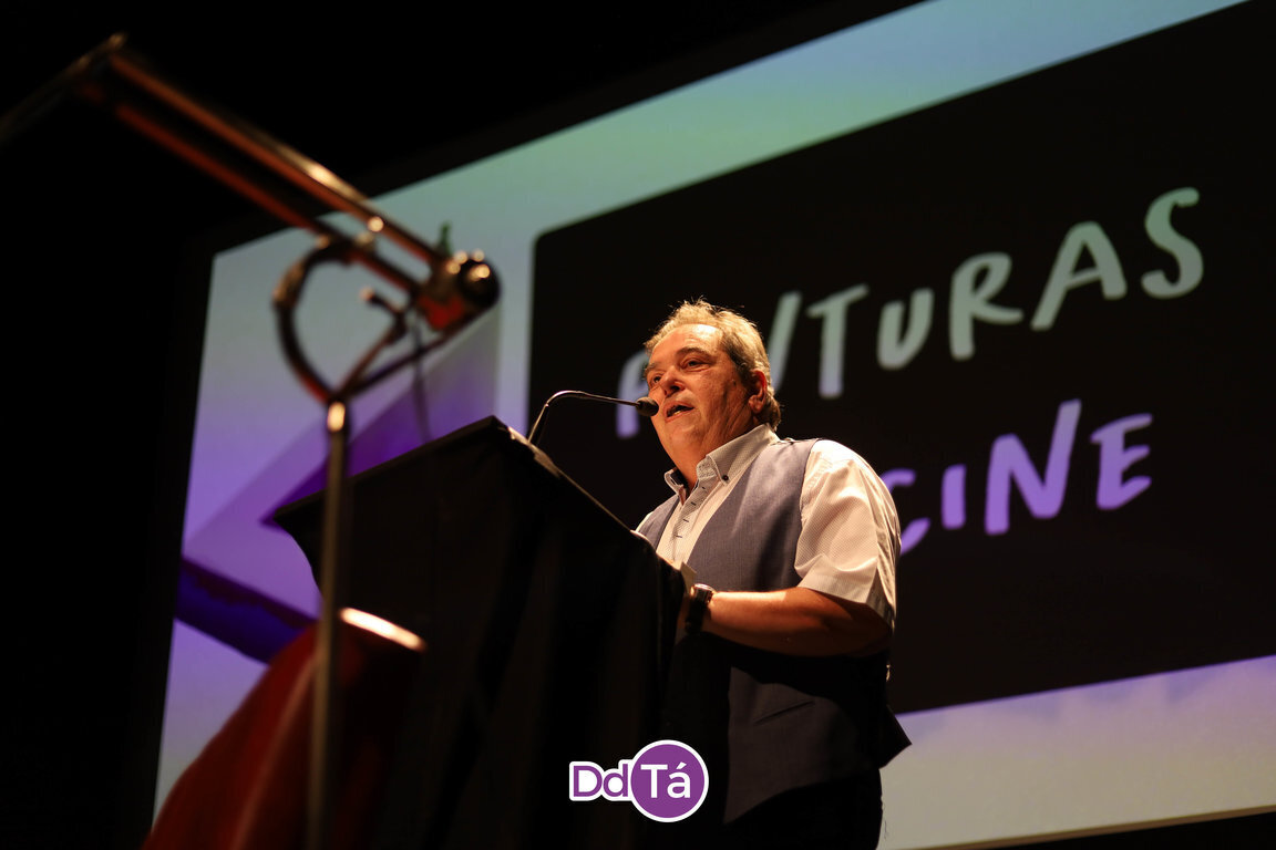 Gerardo Seoane, alcalde de Verín, entregando los galardones "Pinturas de cine". | FOTO: Anabel G. Simón.