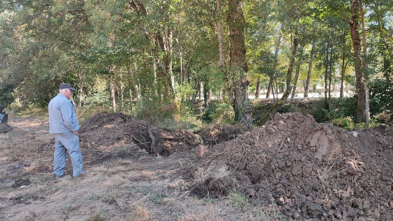 Operario junto a la avería en el suministro de agua en A Preguiza, en el Concello de Verín.