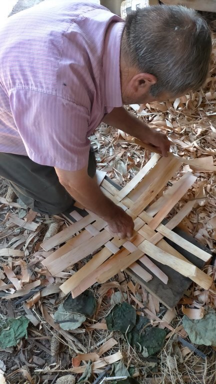 Antonio Luis Álvarez, el cesteiro de Rexosende, en plena faena.