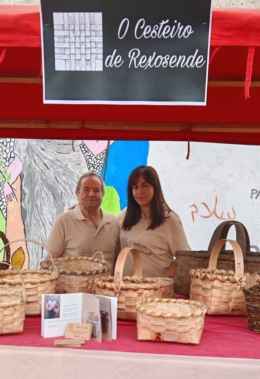 Antonio 'El cesteiro de Rexosende' y su hija Vanesa, durante una feria en Vilardevós.