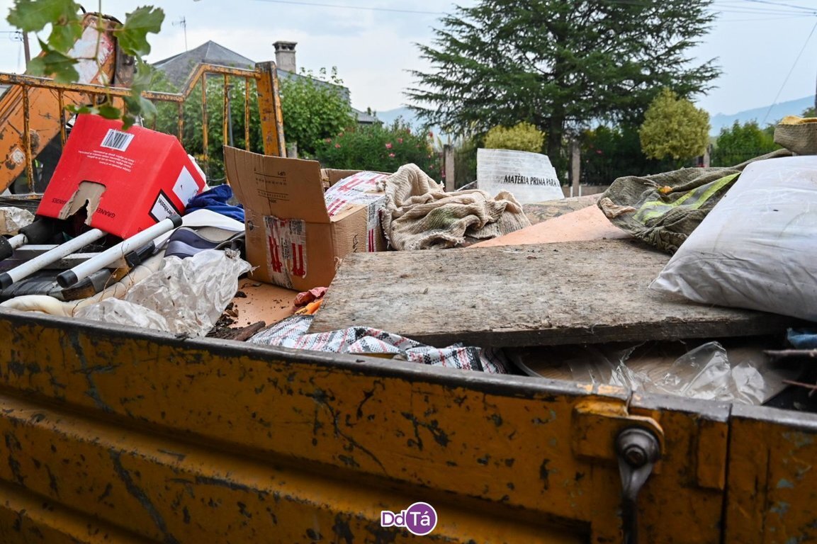 Durante las primeras horas del día fueron varios los camiones cargados que se desplazaron hasta el punto limpio comarcal. | FOTO: Noelia Caseiro.