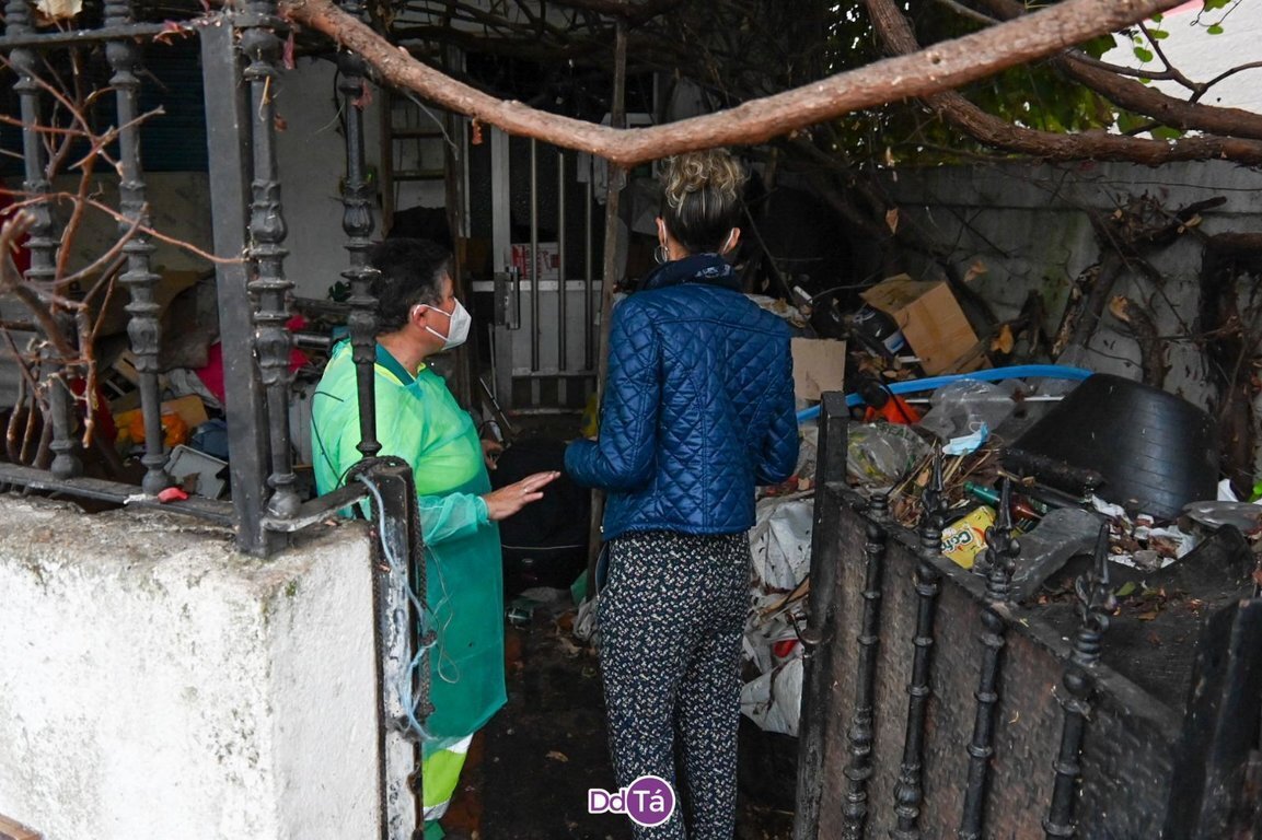 El malogrado Rafael acumuló cientos de kilos de basura dentro y fuera de su casa. | FOTO: Noelia Caseiro.
