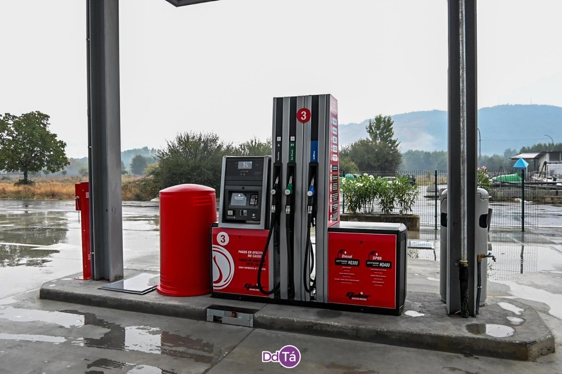 La gasolinera del Polígono de Pazos estará atendida durante el día. | FOTO: Noelia Caseiro.