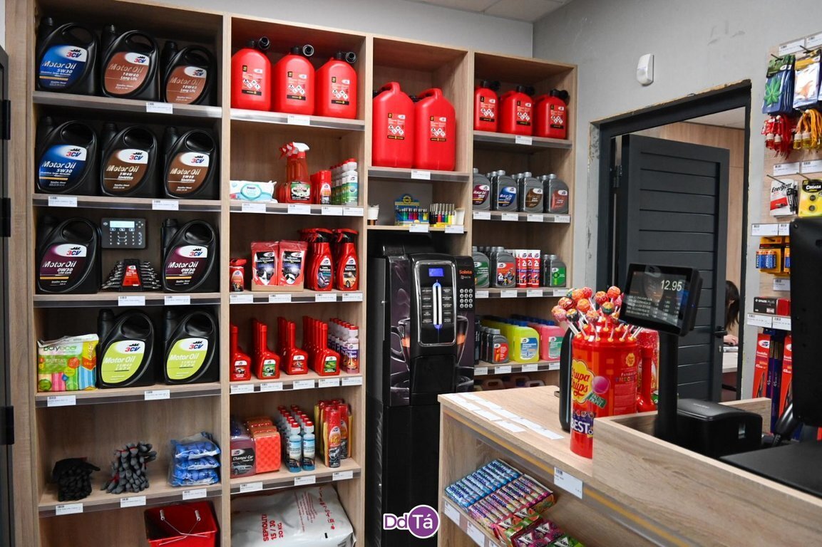 La estación de servicio de Galior, en el Polígono de Pazos, dispone también de una pequeña tienda. | FOTO: Noelia Caseiro.