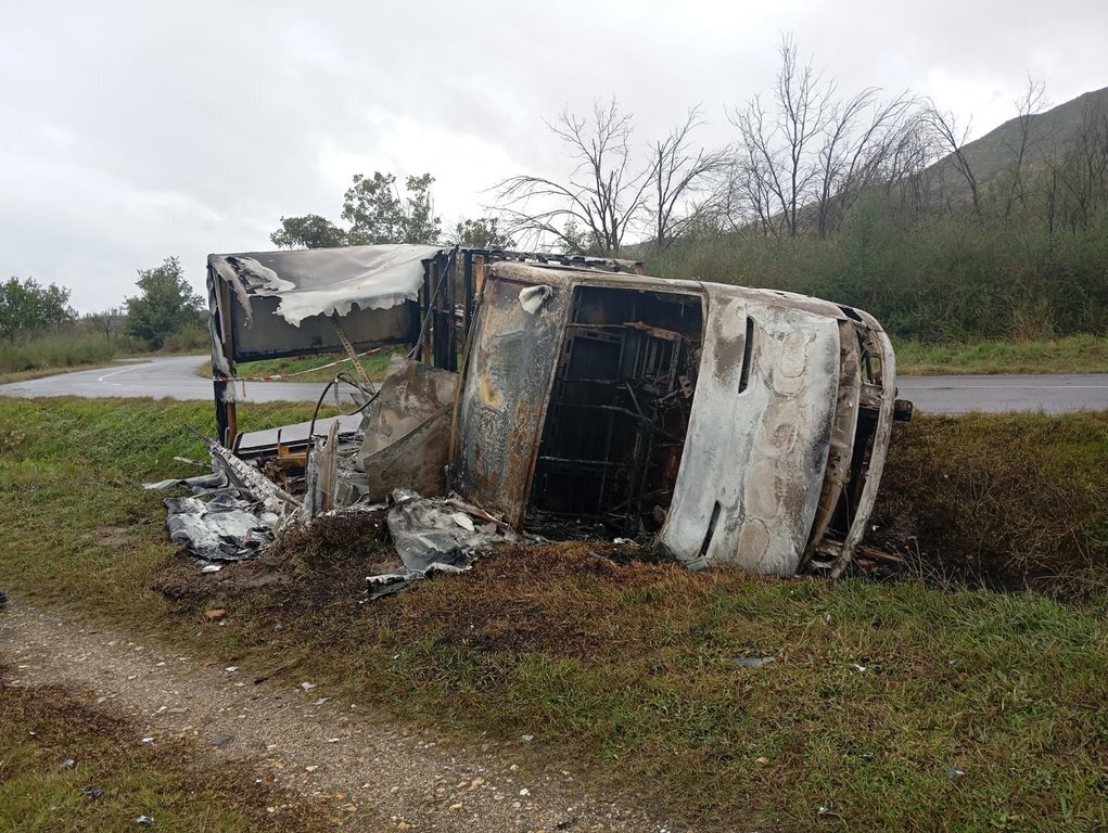 20241009 Camión chatarra encontrado en llamas, carretera San Cibrao-OÍmbra (2)