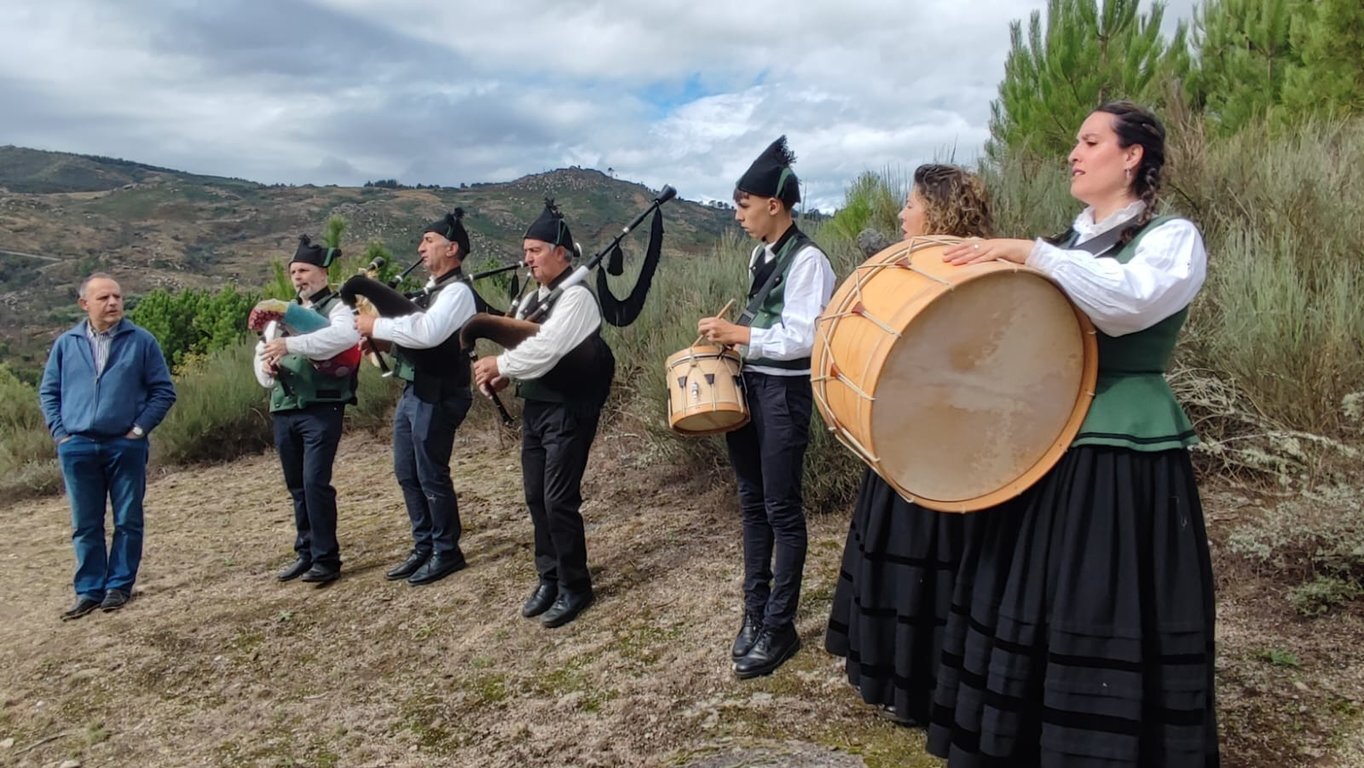 La música tradicional acompañó en todo momento a las labores de pisado y prensado. | FOTO: Xosé Lois Colmenero.