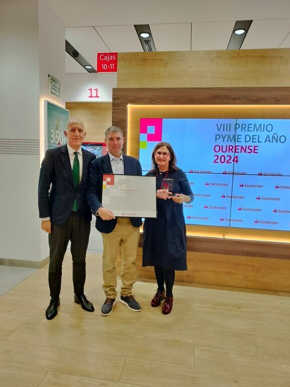 20241128 Francisco García Hernández, director comercial gali Banco Santander, Víctor López, xerente adega Ladairo, Ana Villarino, alcaldesa Oímbra_premio PYME del año Ourense