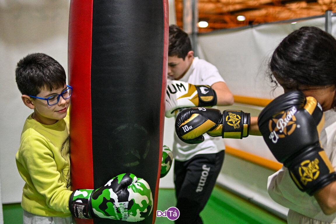 Alumnos de club de boxeo de Verín entrenando.