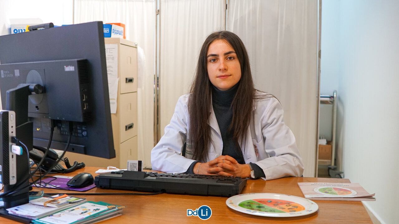 Ana López, nutricionista del SERGAS en su consulta de Xinzo de Limia.