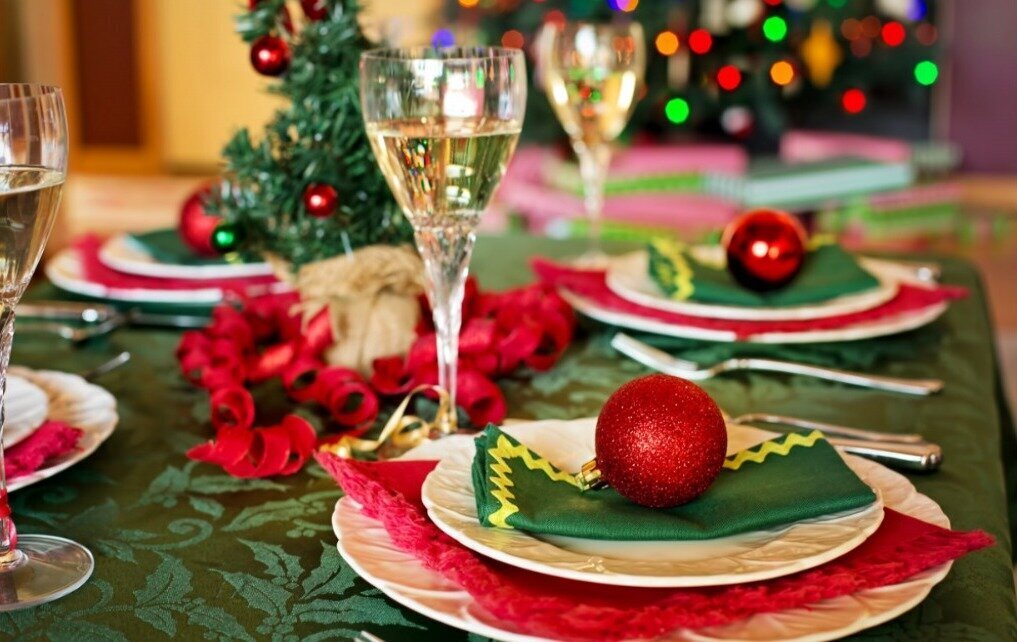 Mesa con decoración navideña.