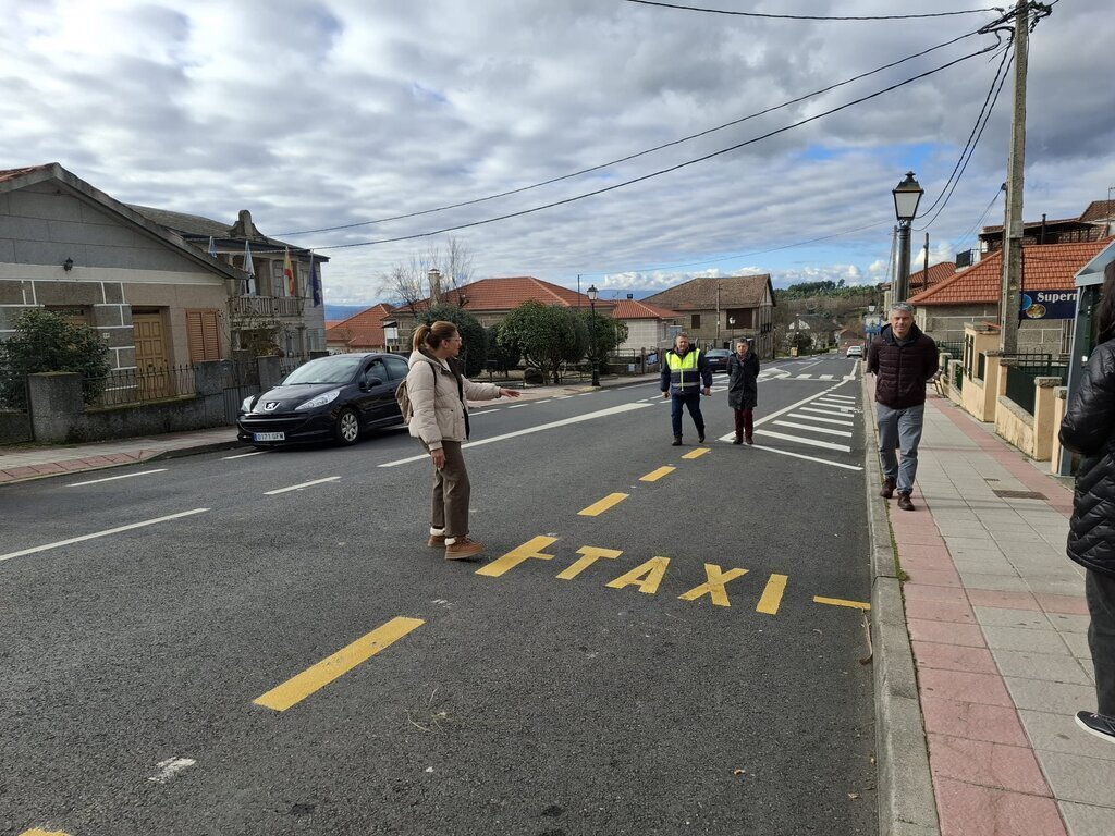 Representantes del Concello de Vilardevós y de la Axencia galega de Infraestructuras | FOTO: María Dosantos.